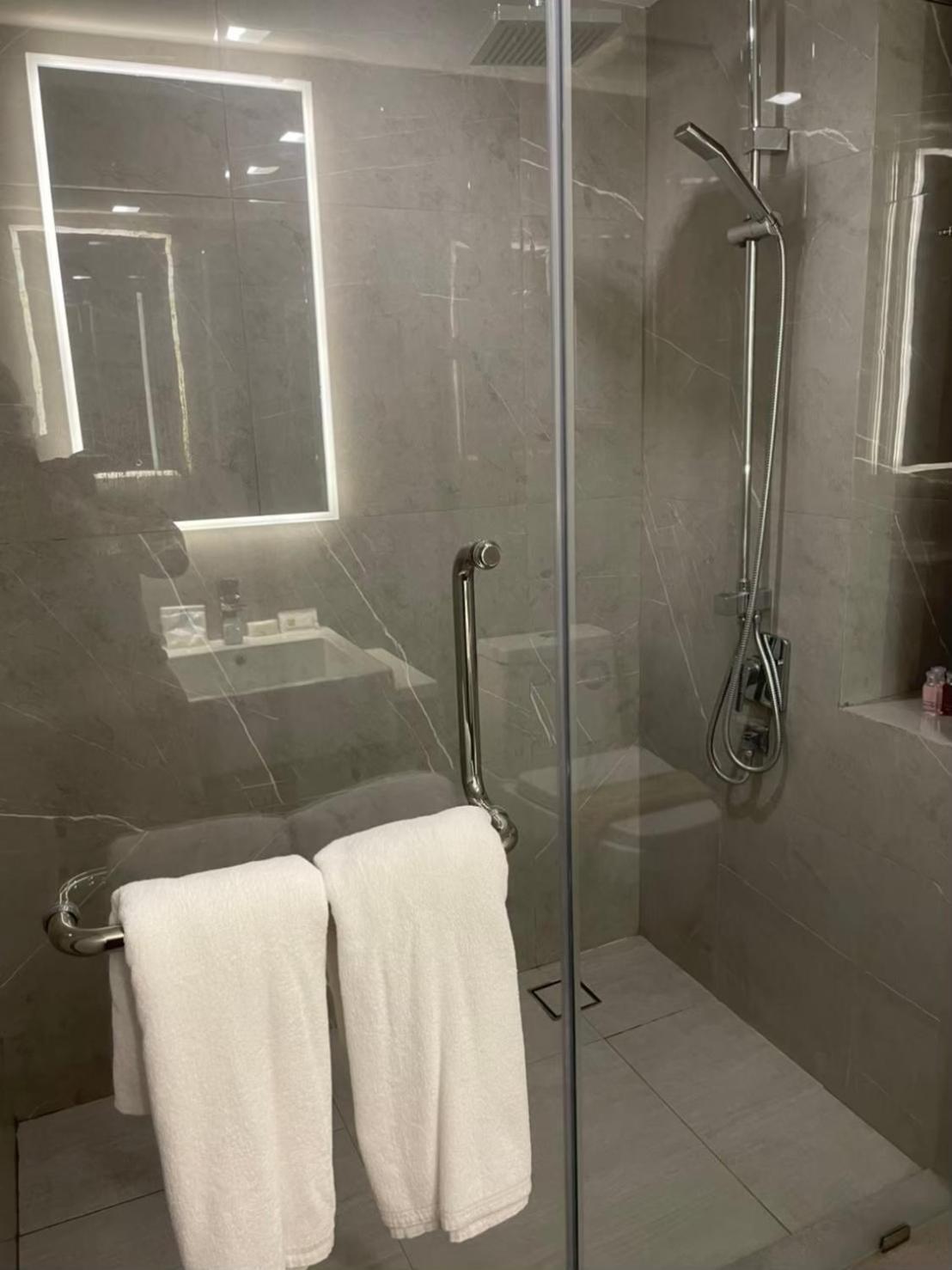 D2 Residences Huahin 华欣市中心近海滩近商场酒店式公寓可加床有连通房型 Zimmer foto